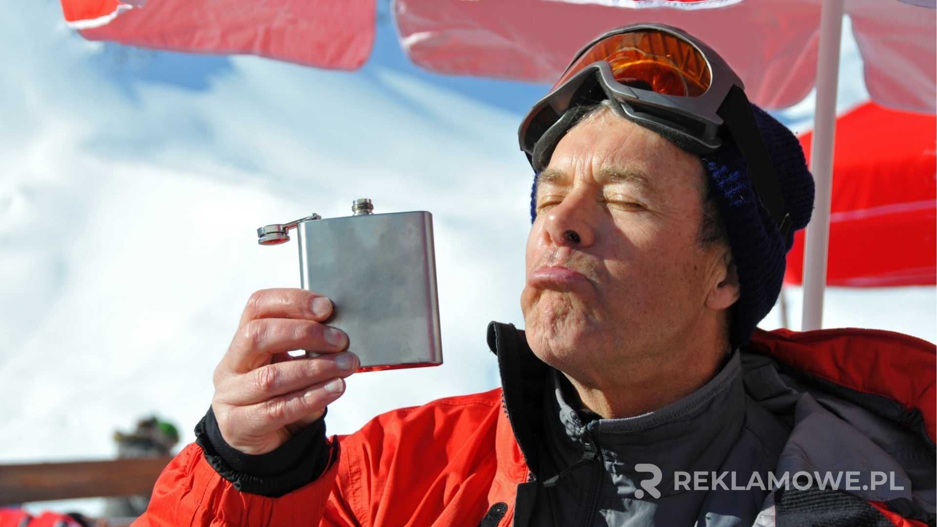 Piersiówka używana w skutecznej akcji promocyjnej