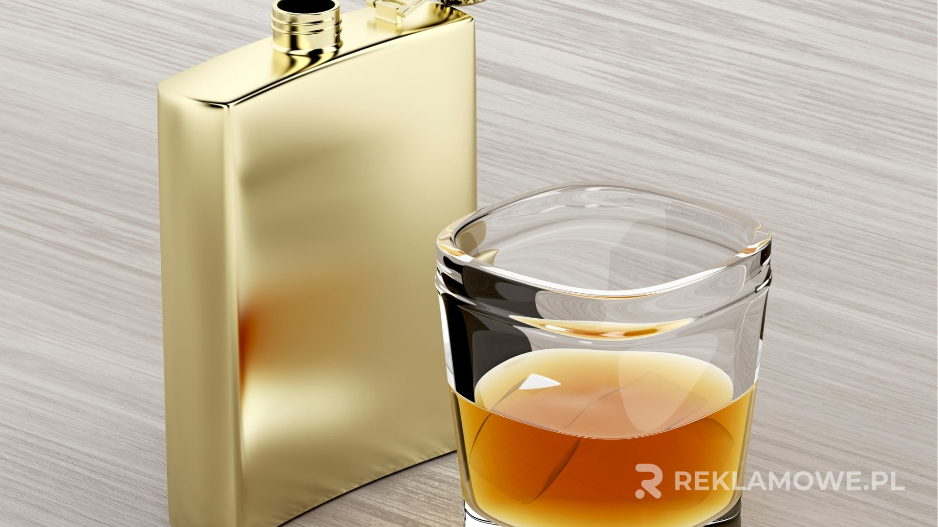 Stara metalowa piersiówka na tle drewnianego stołu