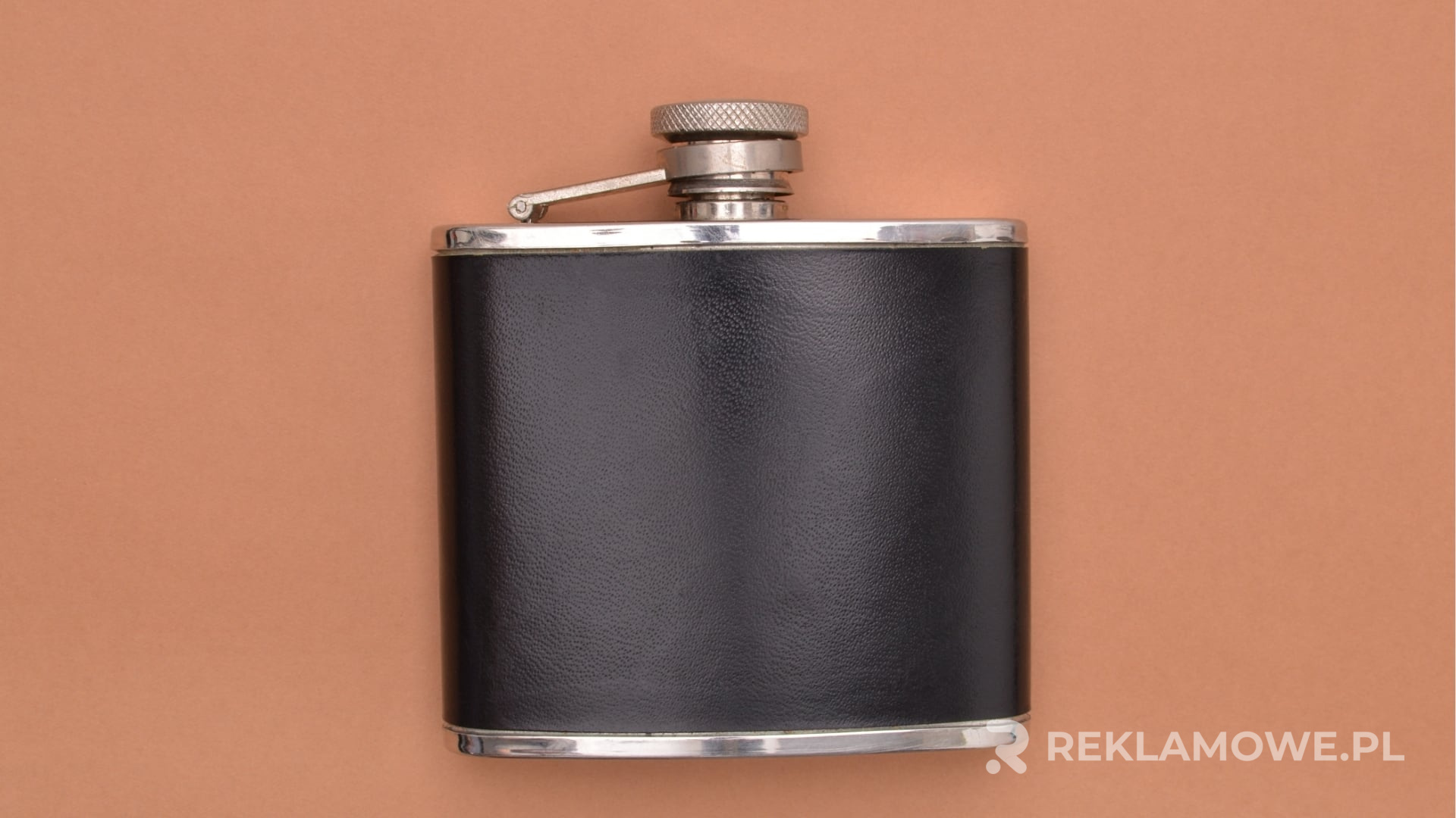 Historia piersiówki i jej rola w marketingu Stara metalowa piersiówka na tle zielonego lasu