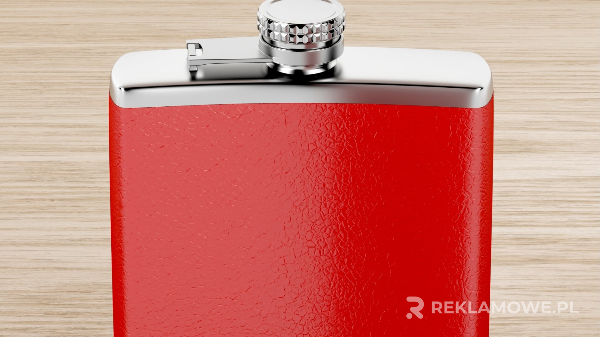 Stylowa piersiówka reklamowa na tle drewnianym