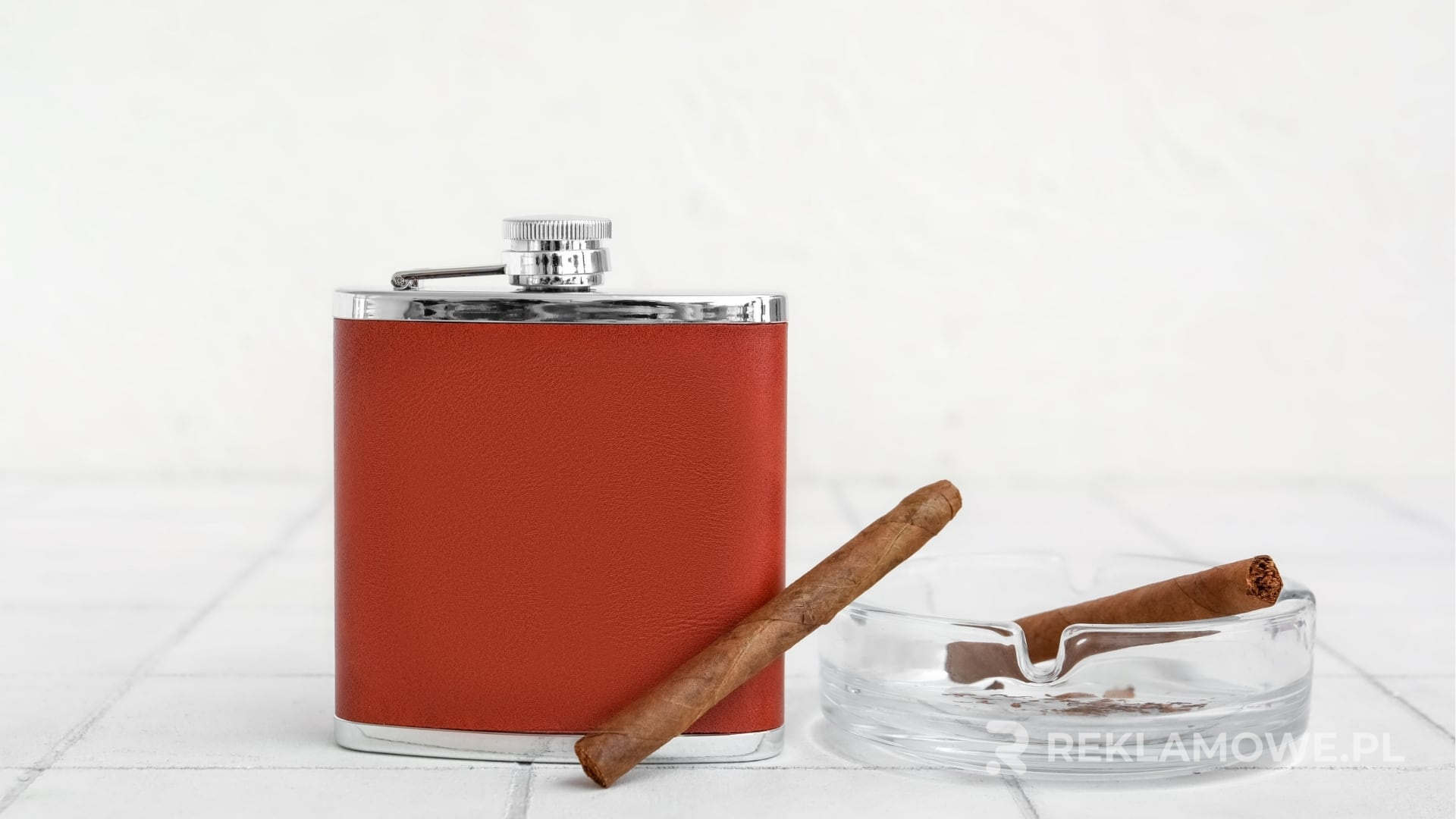 Piersiówki reklamowe w kontekście turystycznym