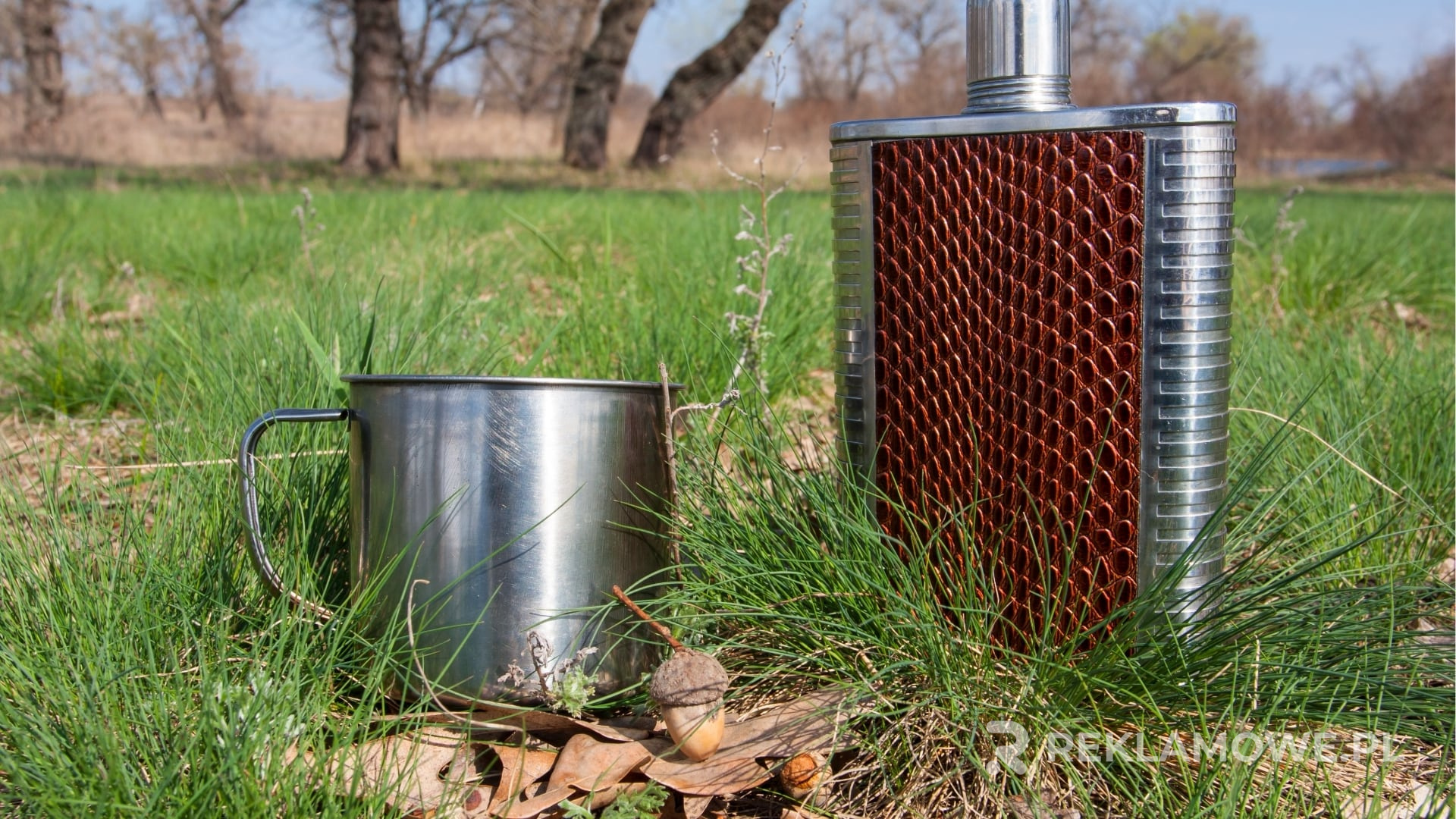 Metalowe piersiówki reklamowe z korzyściami ekologicznymi