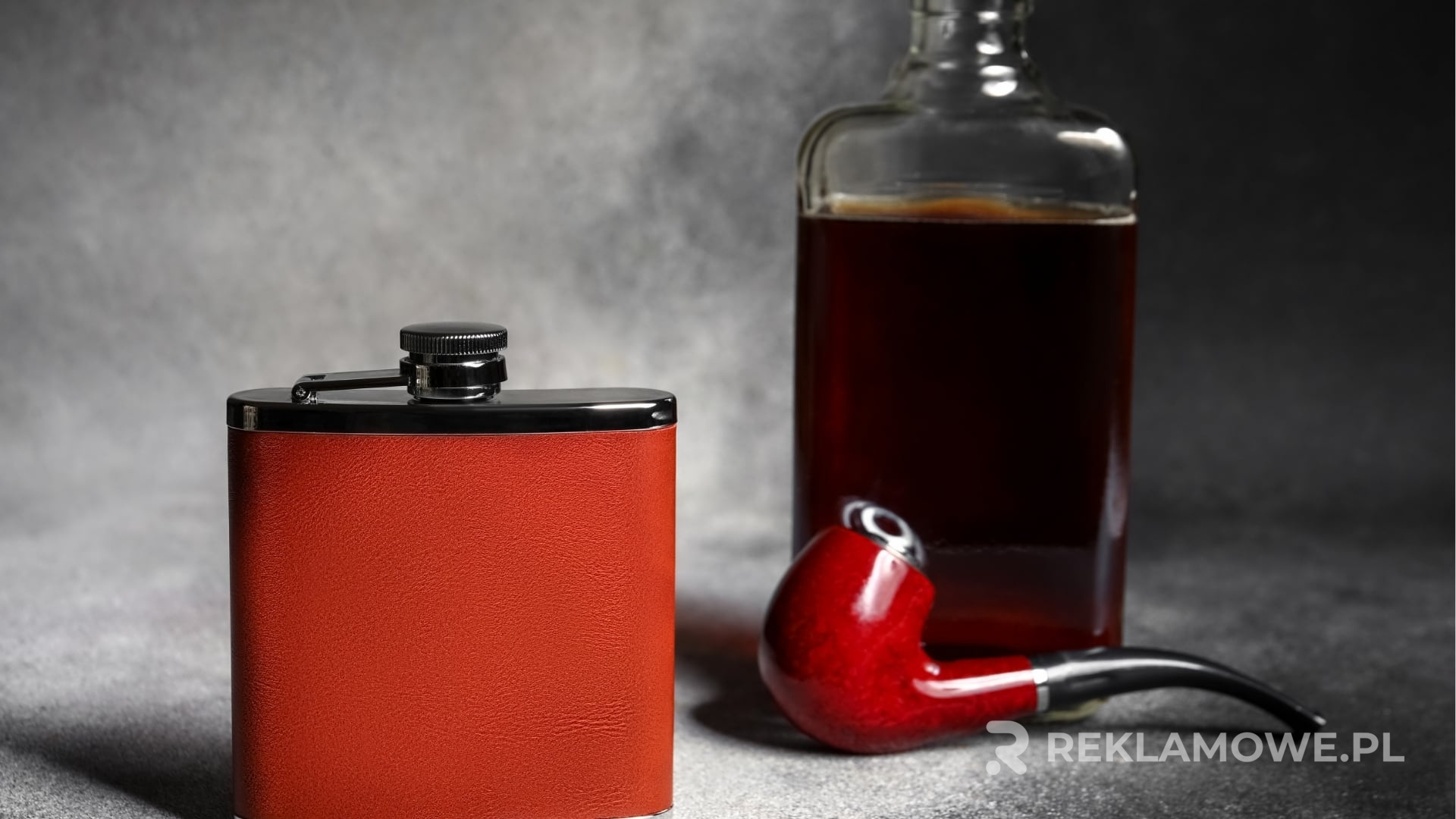 Grawerowanie piersiówki reklamowej