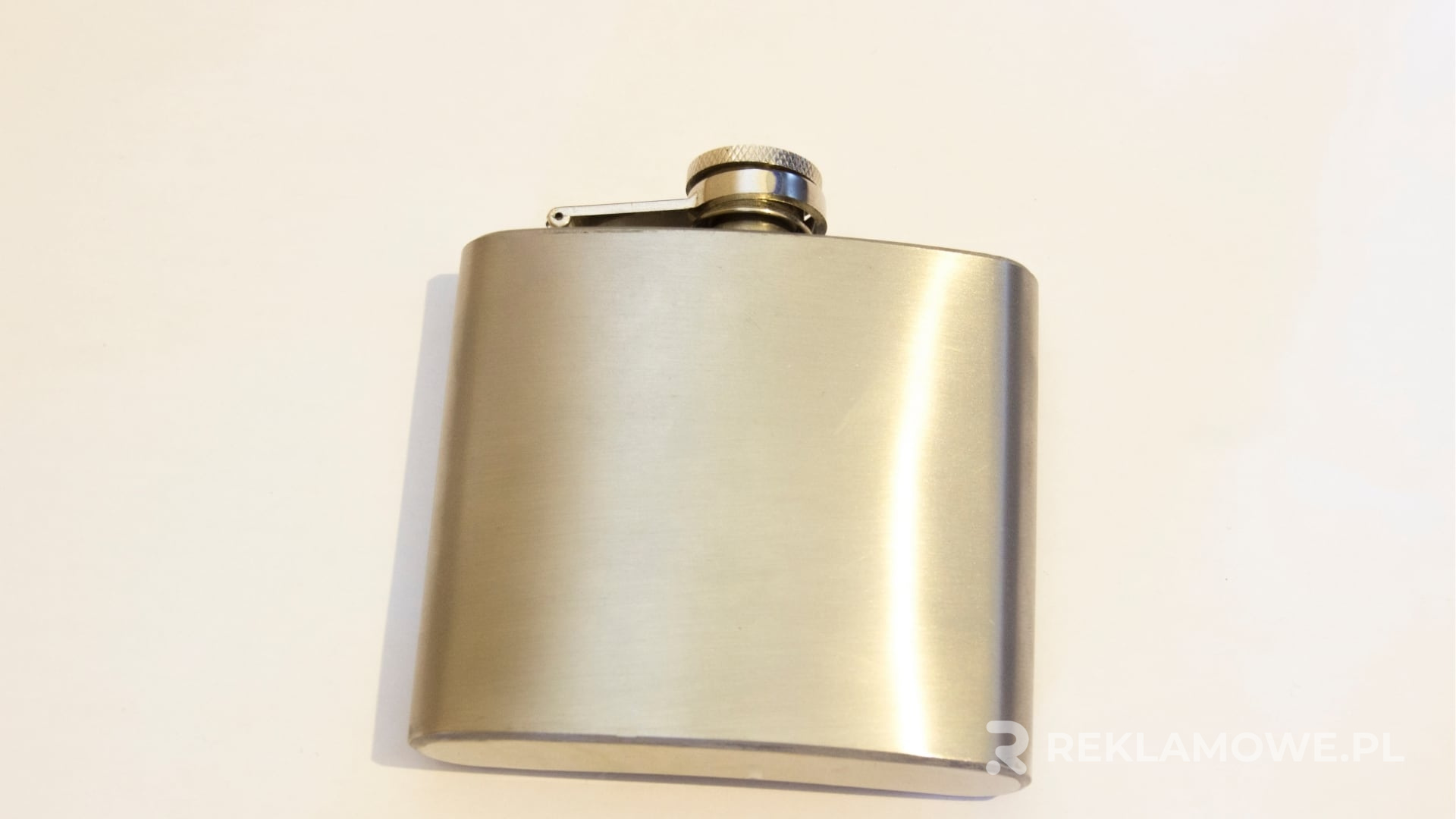 Personalizowana piersiówka jako element reklamowy