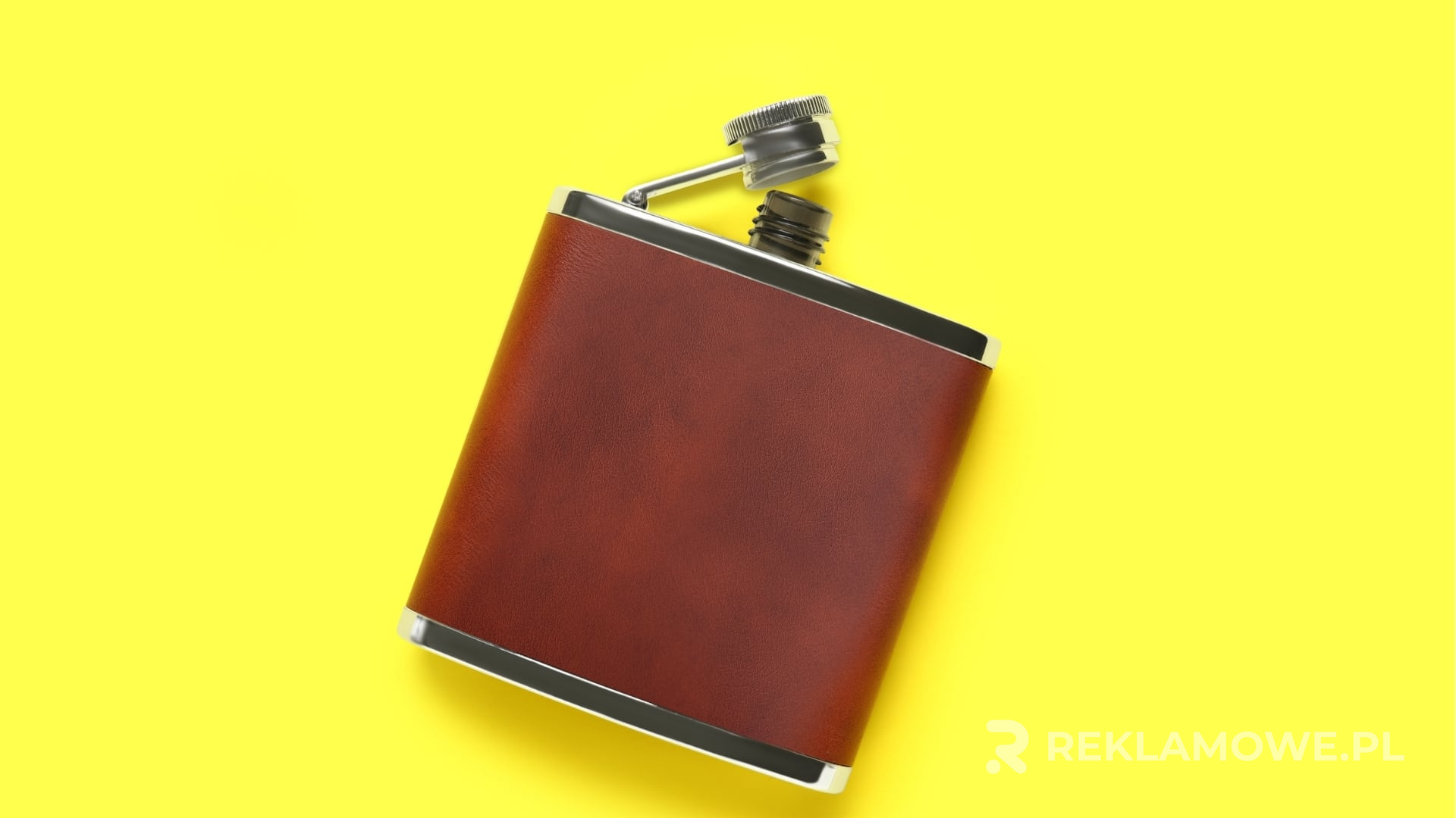 Piersiówka reklamowa na stole