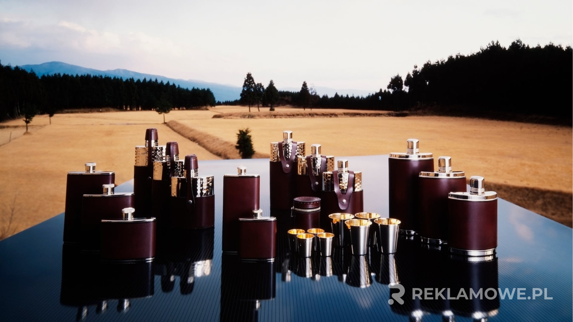 Jak zaprojektować piersiówkę reklamową, która wyróżni się na rynku Zaprojektowana piersiówka reklamowa na tło miasta