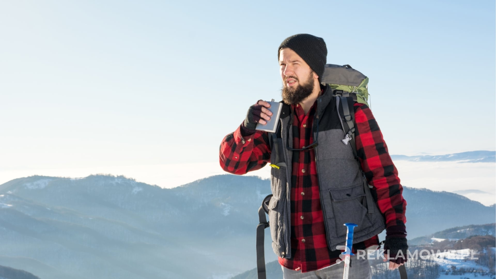 Piersiówka reklamowa na tle prawniczych dokumentów