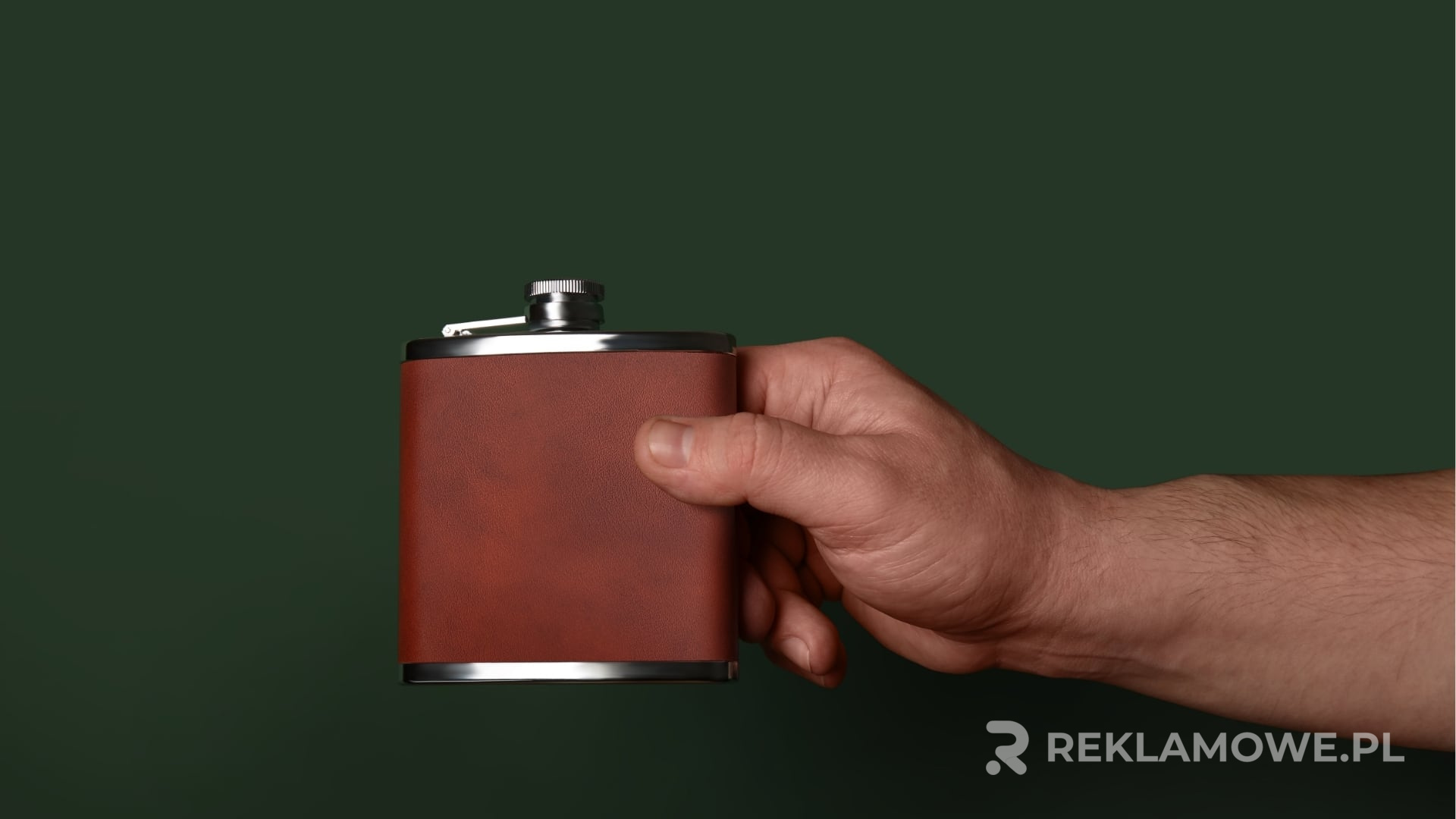 Piersiówka reklamowa jako narzędzie loyalty marketing