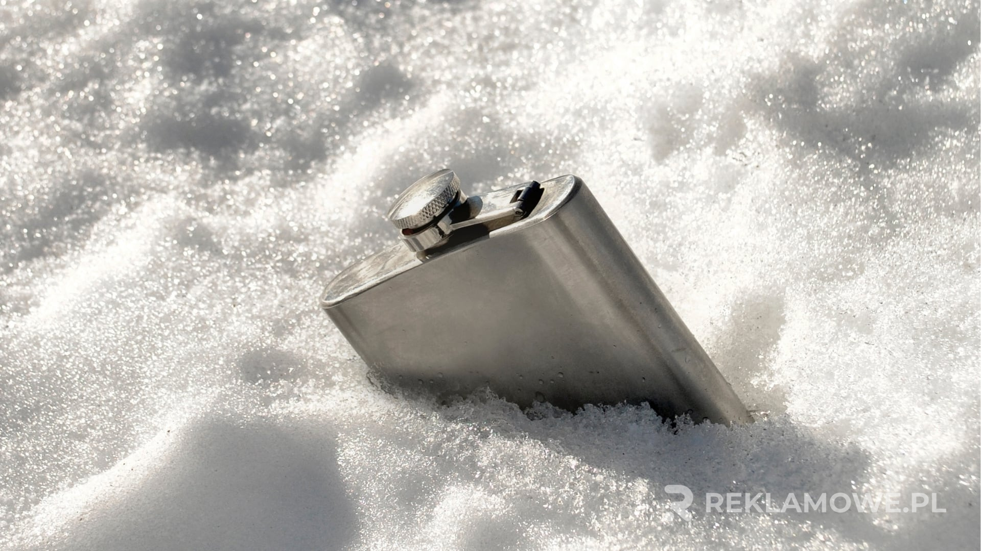 Piersiówka reklamowa jako element prestiżu marki