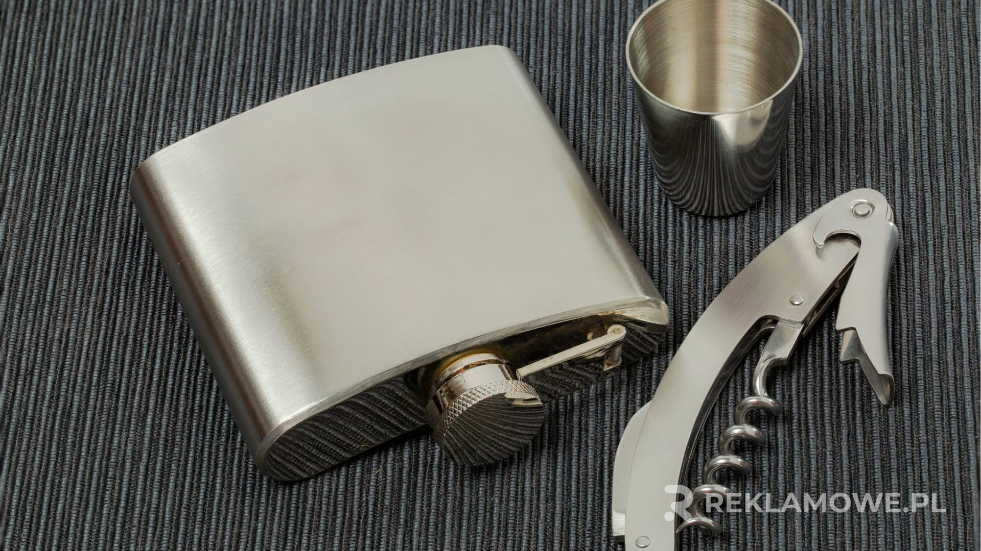 Reklamowa piersiówka jako narzędzie marketingowe