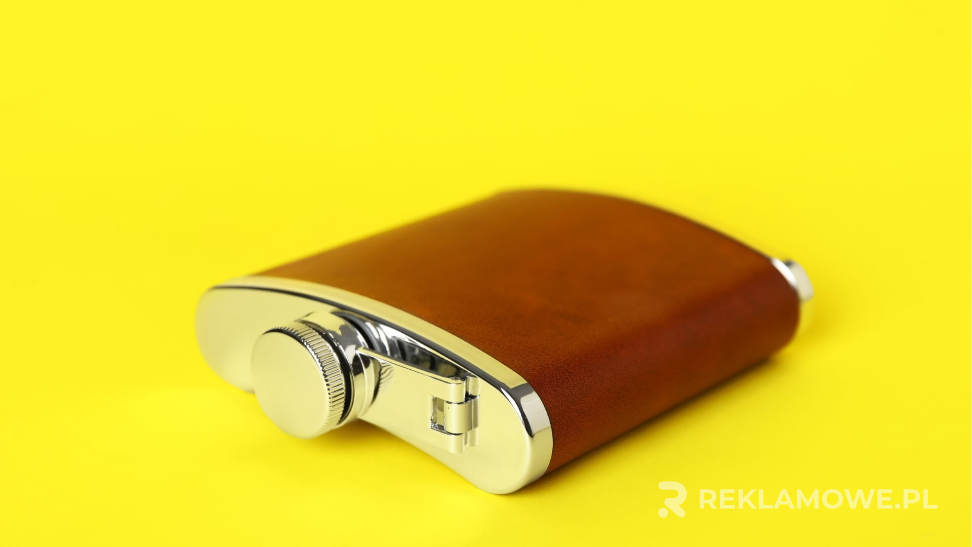 Piersiówka reklamowa używana w kampanii zewnętrznej