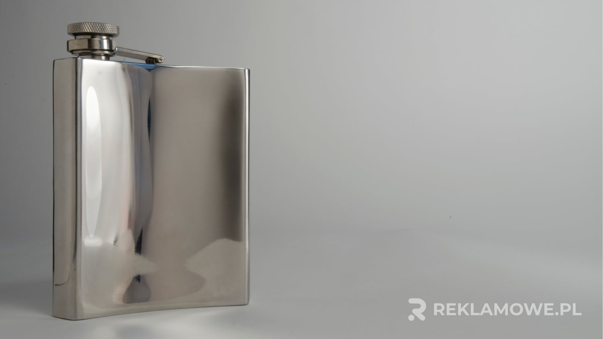 Piersiówki reklamowe na tle natury