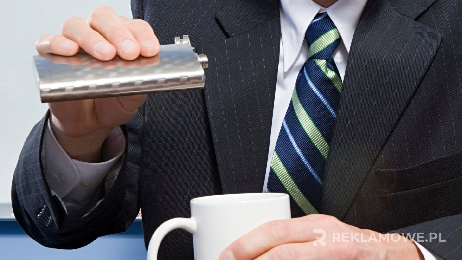 Różne wzory piersiówek reklamowych