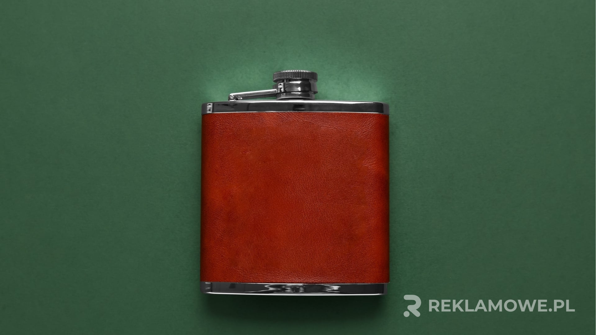 Piersiówki reklamowe w biznesowym stylu