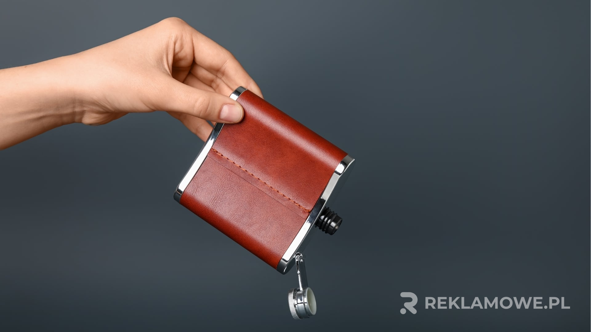 Elegancka piersiówka reklamowa – idealny prezent korporacyjny Piersiówka jako prezent korporacyjny