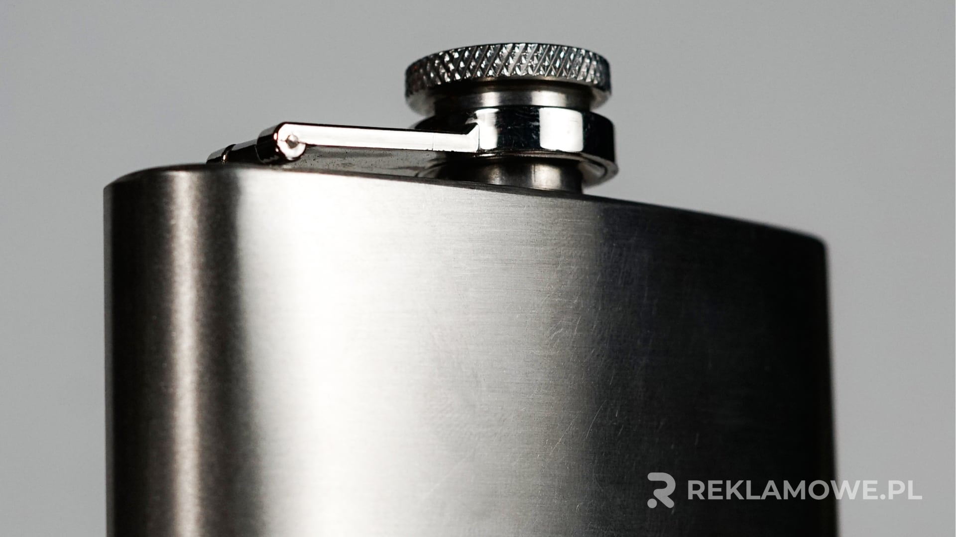 Piersiówka reklamowa wykorzystana w kampanii marketingowej