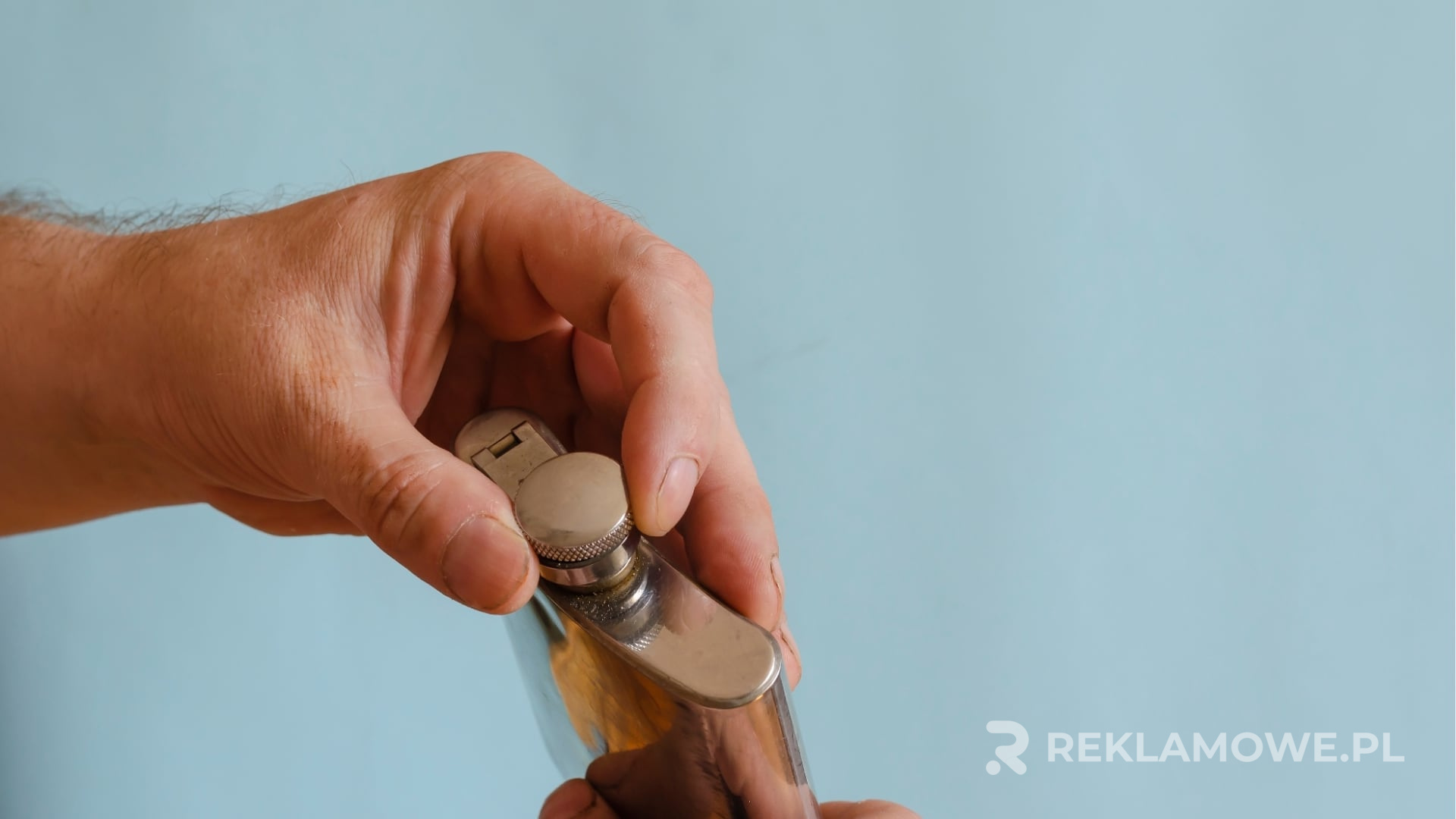 Piersiówki reklamowe z nowoczesnymi wzorami na 2024 rok