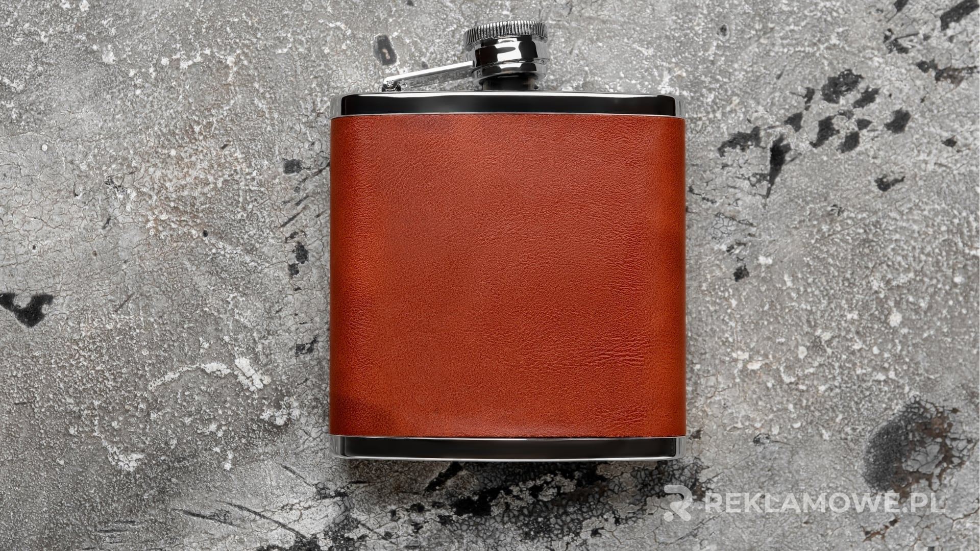 Trendy projektowe piersiówek reklamowych w 2025 roku